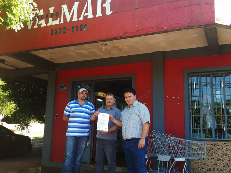 Prefeitura certifica o primeiro mercado da cidade a aderir ao SIM